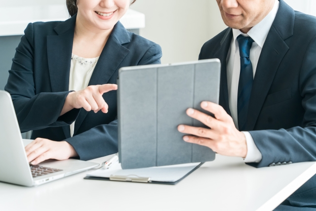 相談し合うビジネスマン
