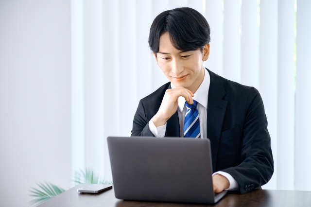 デスクで作業するビジネスパーソン